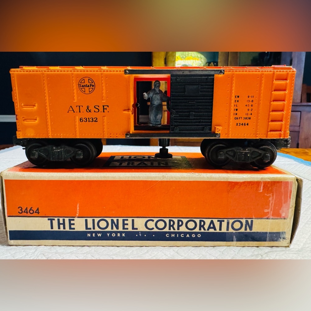 Lionel Post War “0” gauge X3464 AT&SF operating box car, C7+ condition with box.